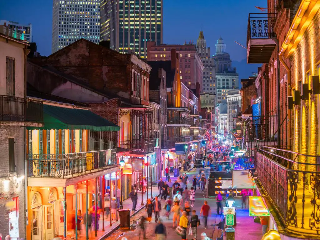 French Quarter, New Orleans, EE.UU. con los pubs y bares con luces de neón tomadas por la noche. 