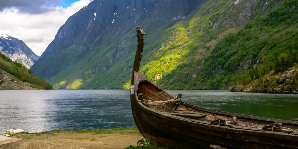 Un barco se encuentra a orillas de un fiordo en Noruega