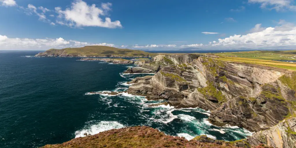Las olas rompen contra los espectaculares acantilados a lo largo del Anillo de Kerry en Irlanda
