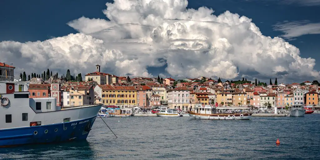 Las nubes se elevan sobre la ciudad costera de Rovinj, Croacia, en la península de Istria.