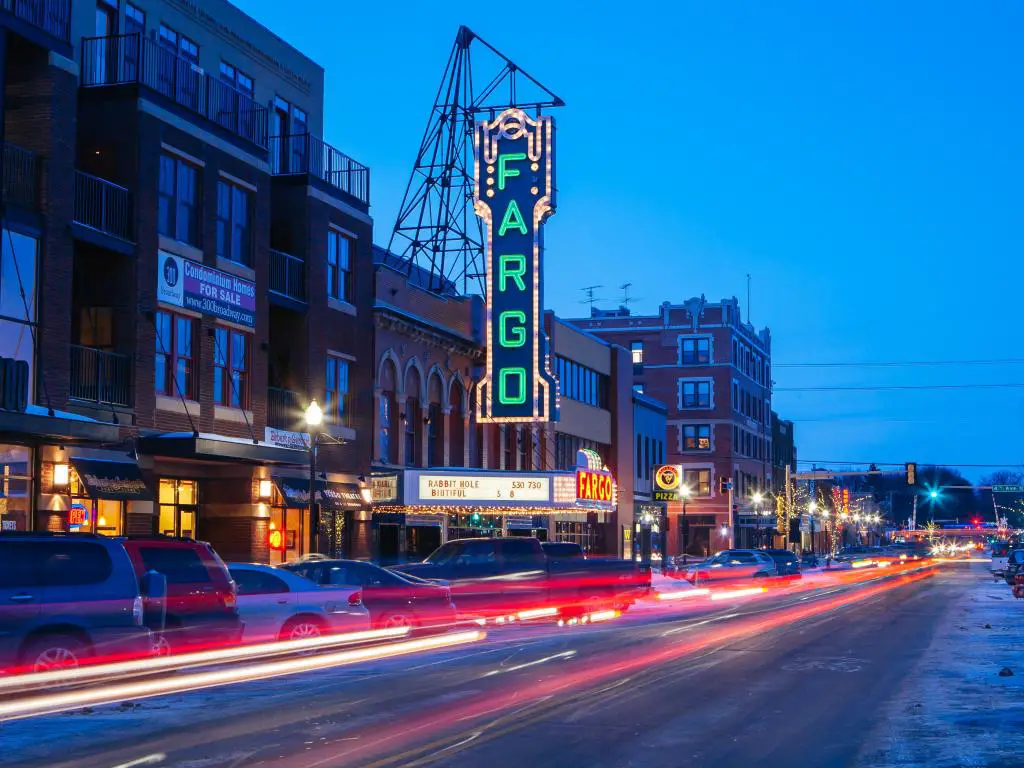 Fargo Main St. y teatro al anochecer en una fría tarde de primavera.