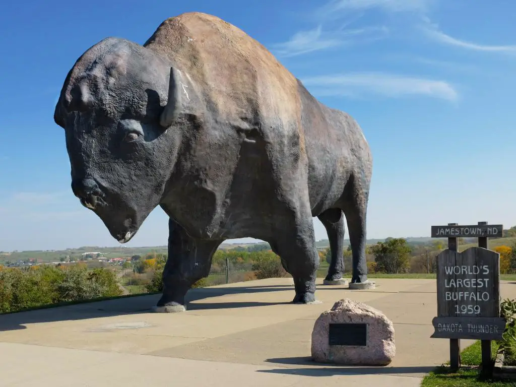 Dakota Thunder, el monumento a los búfalos más grande del mundo, un gigante de hormigón de 26 pies de altura y 60 toneladas ha estado vigilando Jamestown desde 1959.