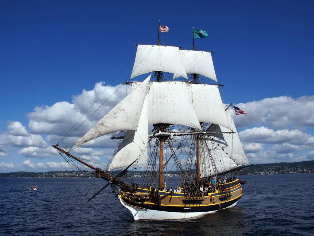 El bergantín de madera, Lady Washington, navega en el lago Washington durante un simulacro de batalla naval como parte de las festividades del Día del Trabajo el 31 de agosto de 2012 cerca de Kirkland, Washington.