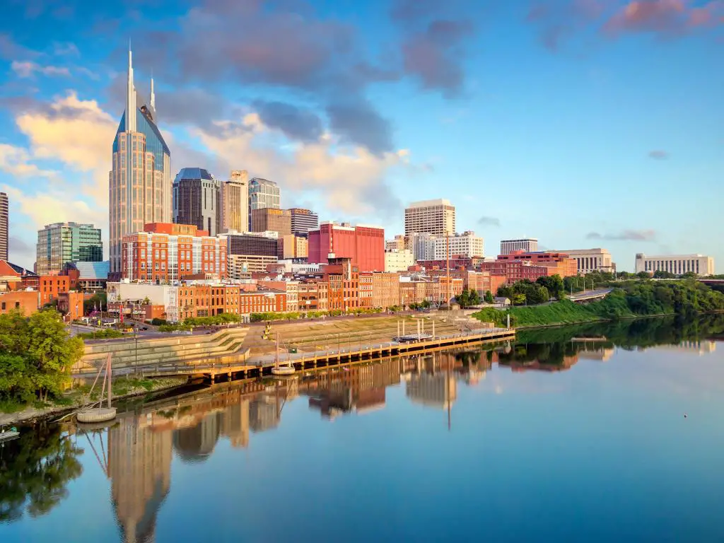 El horizonte del centro de Nashville, Tennessee, en el río Cumberland.