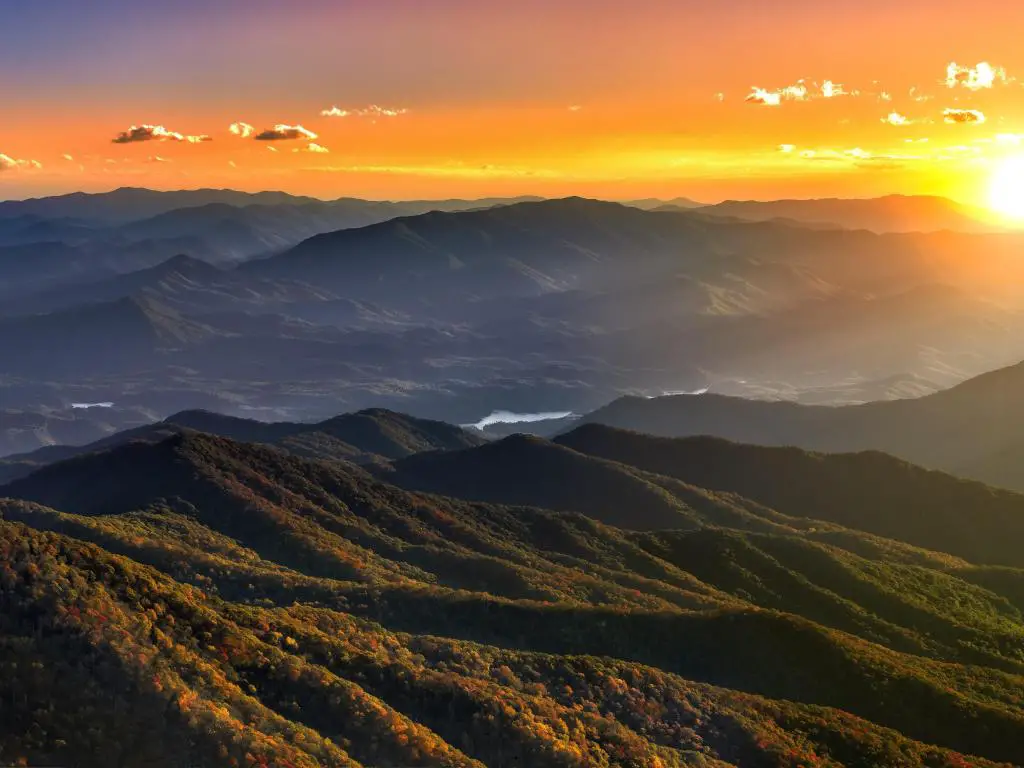 Parque Nacional Great Smoky Mountains durante una espectacular puesta de sol con montañas onduladas en foco.