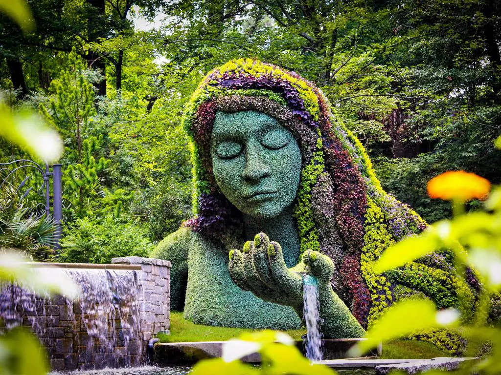   Escultura vegetal de la diosa de la tierra en los Jardines Botánicos de Atlanta para el tema Érase una vez.