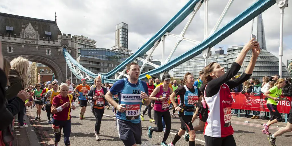 Corredores cruzando el Tower Bridge durante la Maratón de Londres