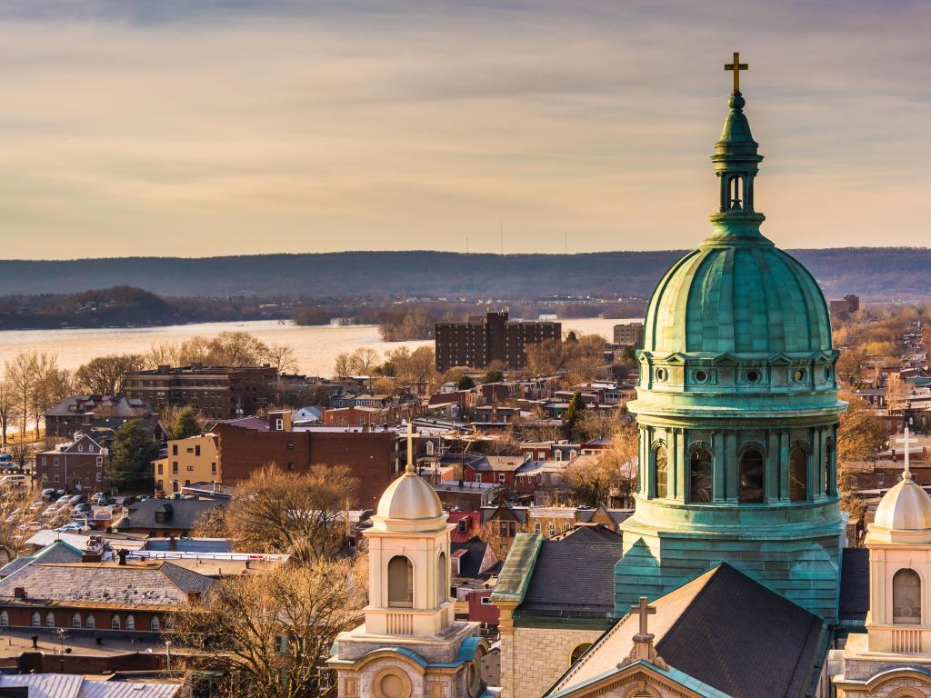 Harrisburg, Pensilvania, EE. UU. Con la Parroquia de la Catedral de San Patricio vista desde el estacionamiento de South Street y la ciudad más allá. 