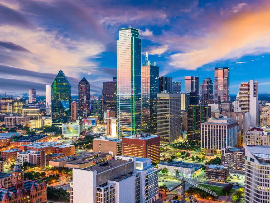 El horizonte del centro de la ciudad de Dallas, Texas, EE.UU. a primera hora de la tarde. 