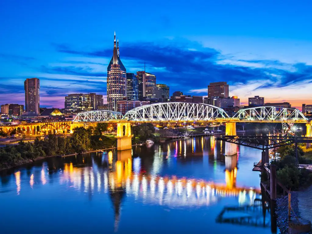 Nashville, Tennessee, EE.UU. con el horizonte del centro de la ciudad en Shelby Street Bridge por la noche.