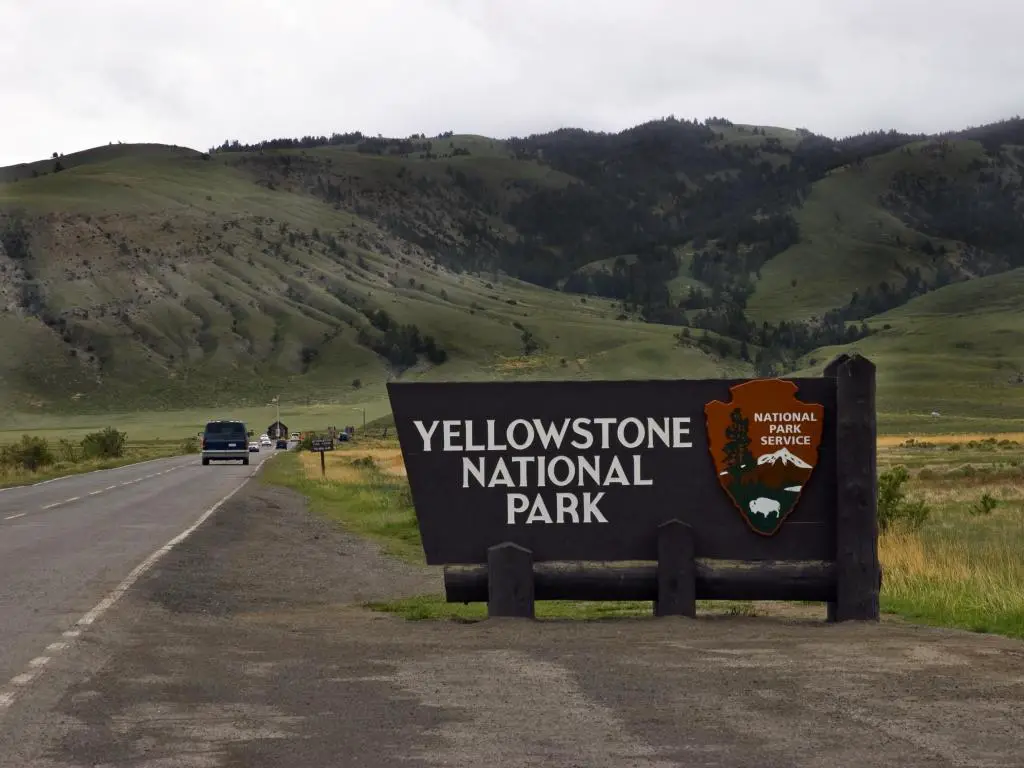 Señal de entrada norte al Parque Nacional de Yellowstone en un día nublado en primavera