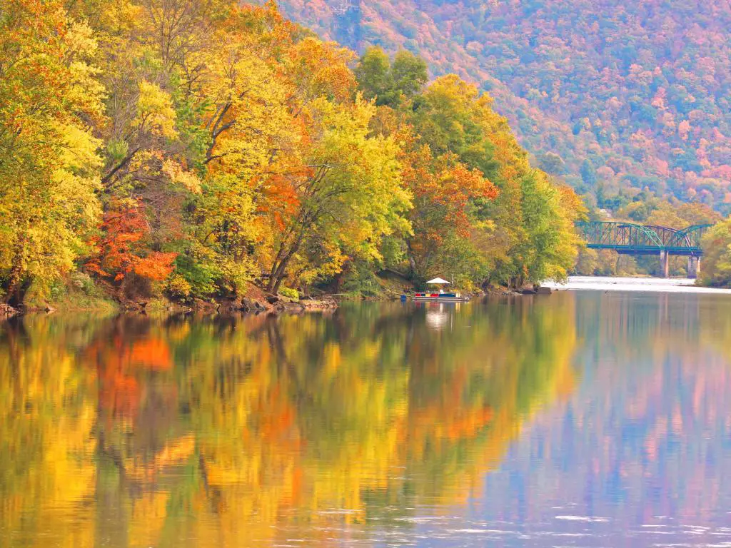 Río Kanawha, Virginia Occidental, EE.UU. con reflejos otoñales en el río y árboles dorados que rodean las orillas.