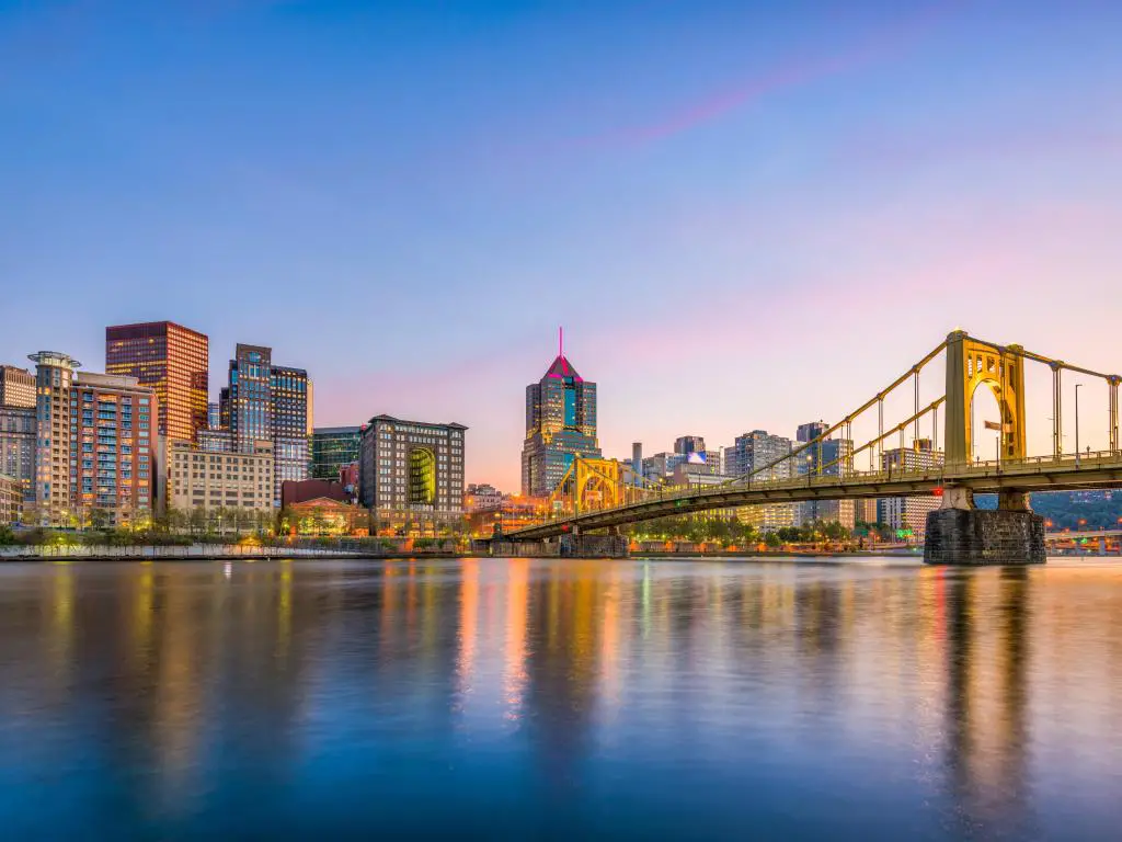 Pittsburgh, Pensilvania, Estados Unidos, con el horizonte de la ciudad y el puente contra el río a primera hora de la tarde.