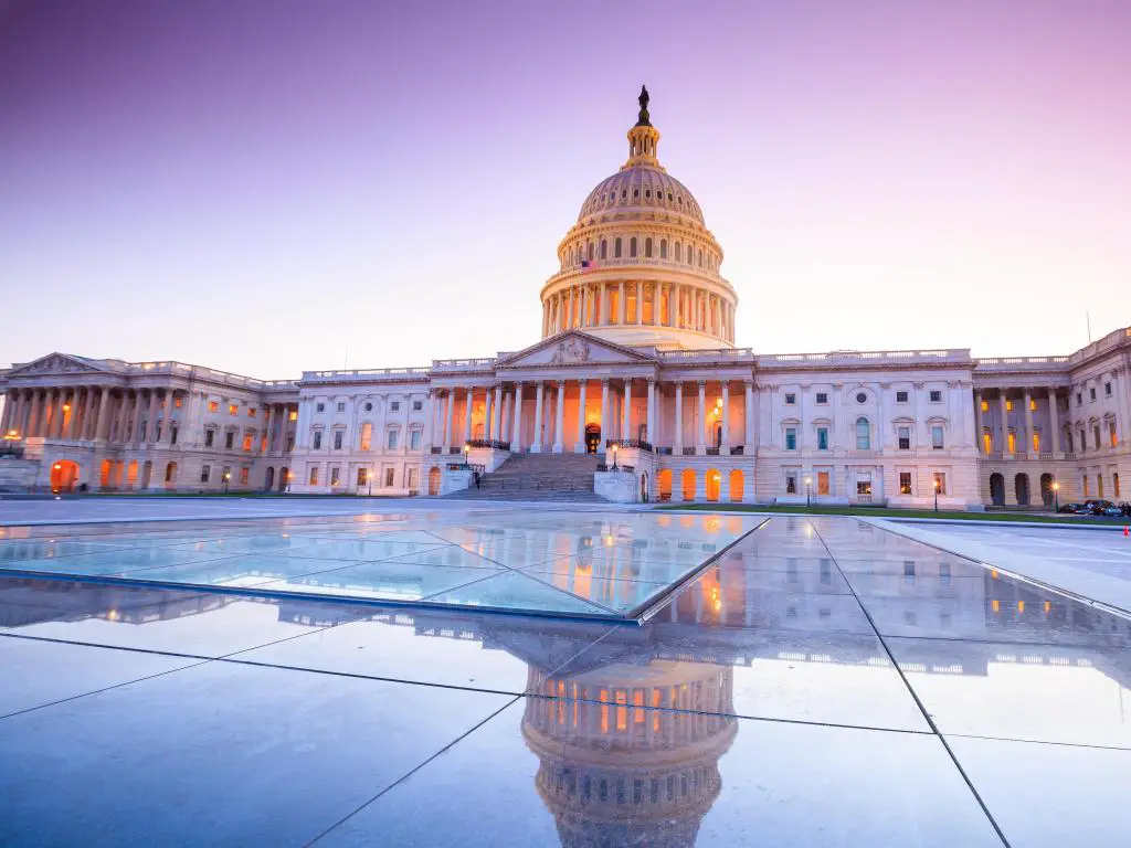 Washington DC, Washington, EE.UU. tomada en el edificio del Capitolio de los Estados Unidos con la cúpula iluminada por la noche.