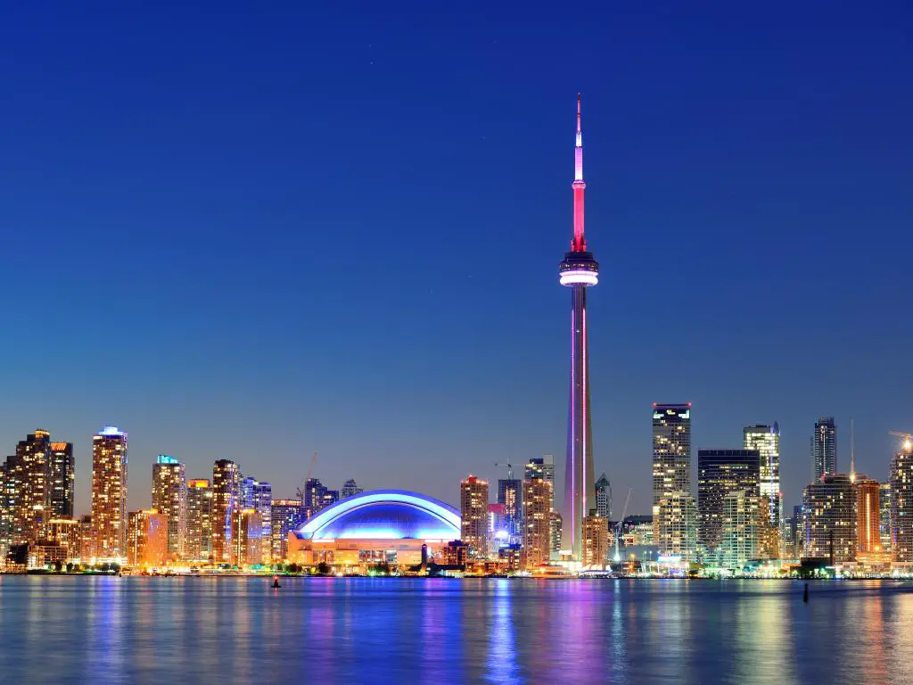 Puesta de sol de Toronto sobre el panorama del lago con horizonte urbano.