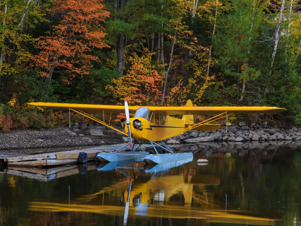 Un primer plano de un hidroavión en el lago Moosehead, Greenville, Maine