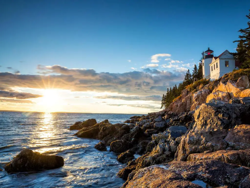 Bass Harbour Lighthouse al atardecer Parque Nacional Acadia, Maine, EE.UU.