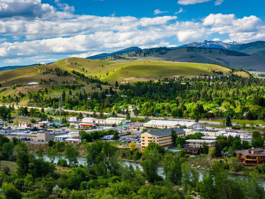 Missoula, Montana, EE.UU. tomada desde Mount Sentinel con la ciudad en primer plano y árboles y colinas a lo lejos en un día soleado.