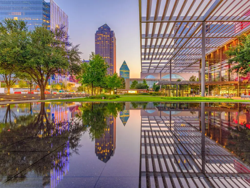 Dallas, Texas, EE.UU. tomada en la plaza y el horizonte del centro.
