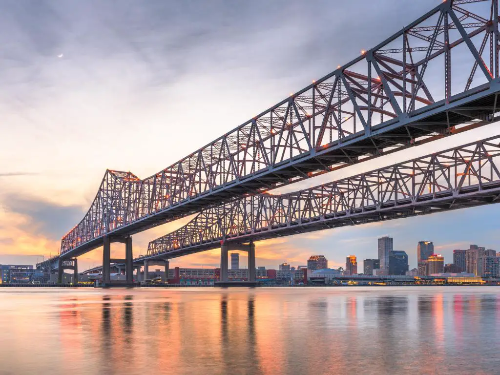 Nueva Orleans, Luisiana, EE.UU. en Crescent City Connection Bridge sobre el río Mississippi al atardecer.