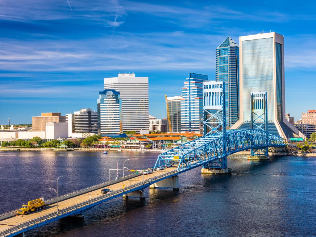 El horizonte del centro de Jacksonville, Florida, EE.UU. al anochecer sobre el río St. Johns.