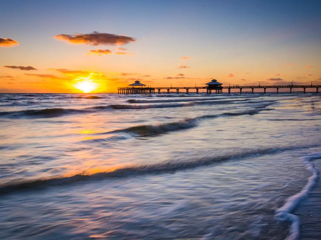 Fort Myers Beach, Florida, Estados Unidos, con una puesta de sol sobre el muelle de pesca y el Golfo de México.