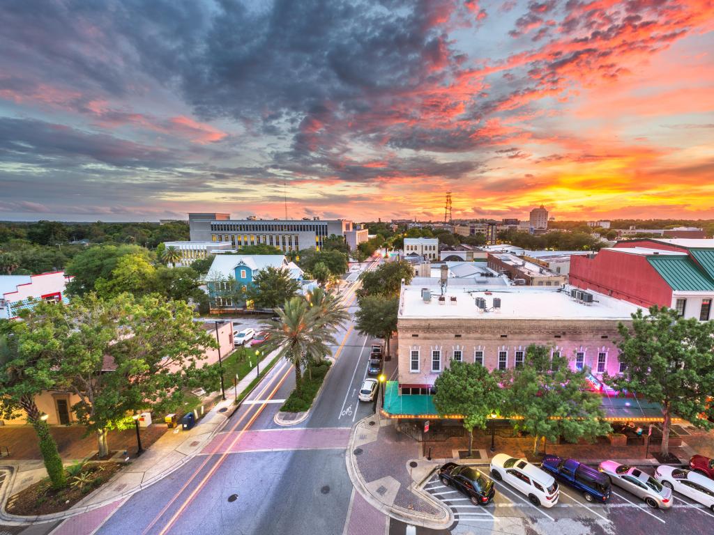 Gainesville, Florida, EE.UU. con el paisaje urbano del centro al atardecer.
