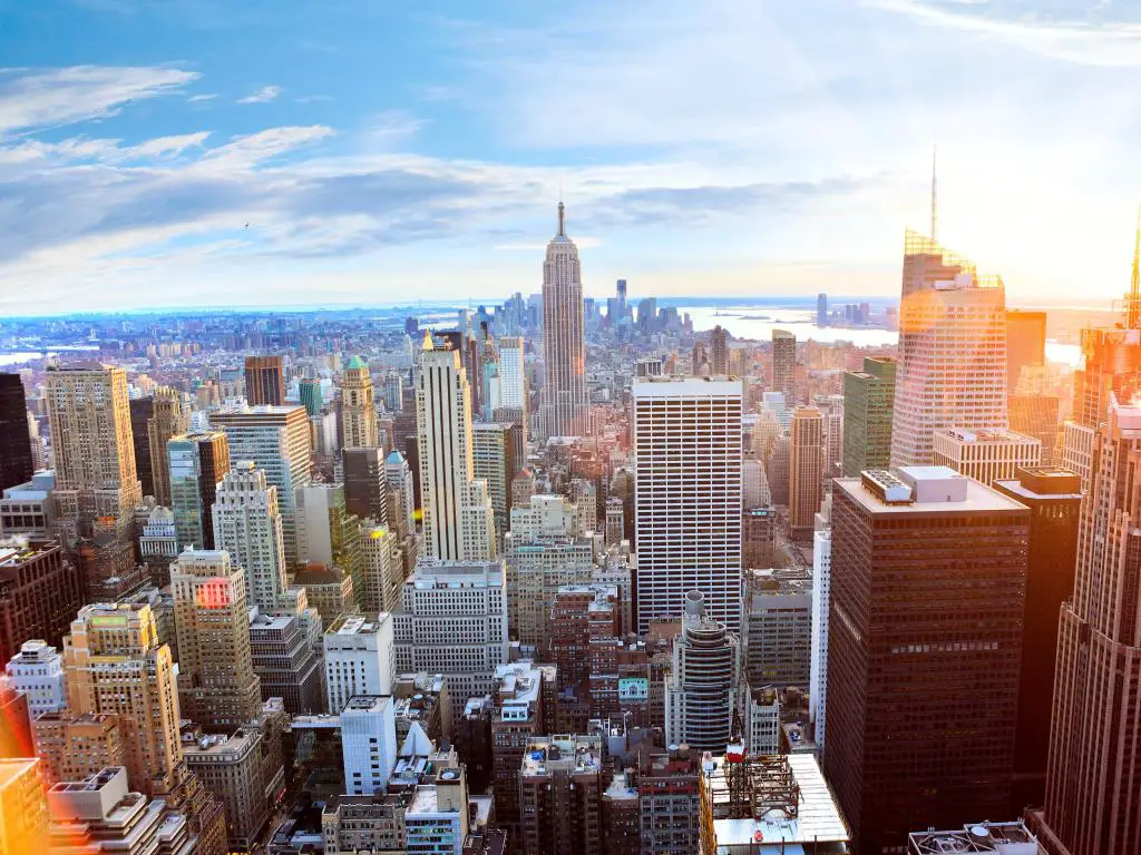 Ciudad de Nueva York, Estados Unidos, con una vista aérea del horizonte de Manhattan al atardecer.