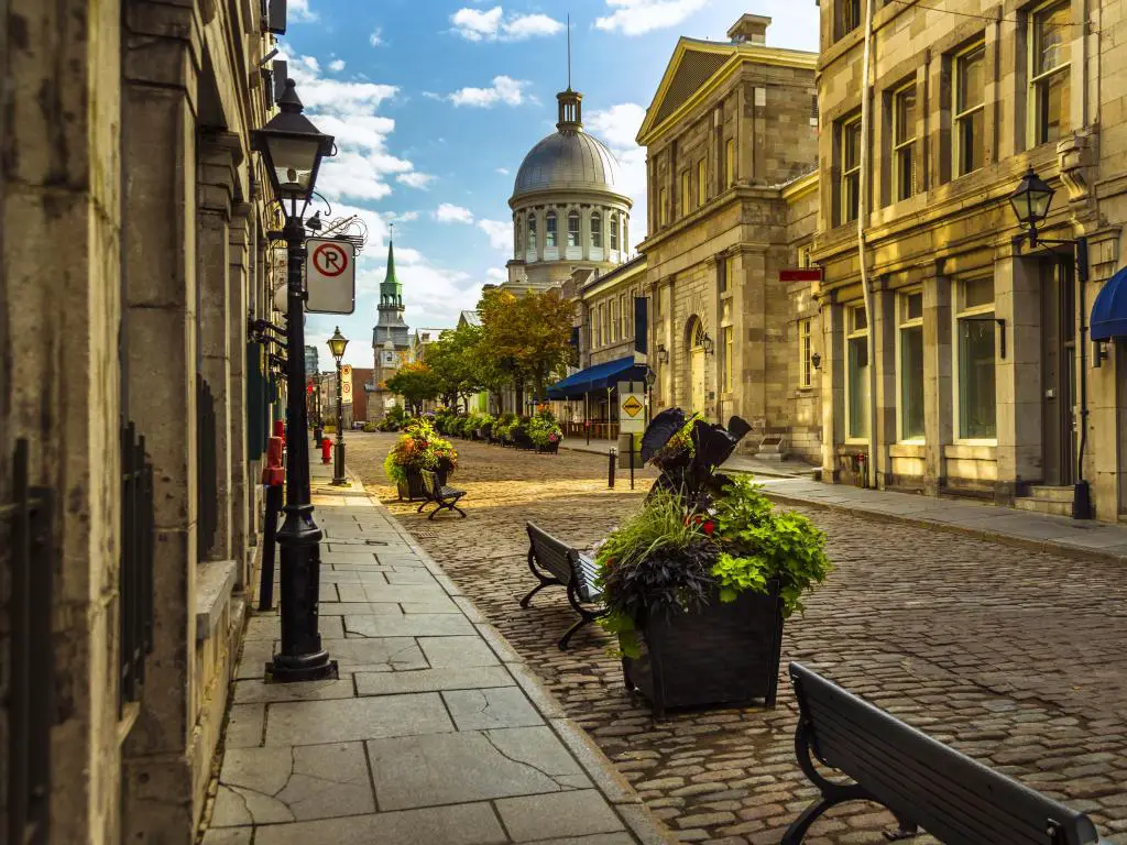 Montreal, Quebec, Canadá, tomada a principios de la mañana de verano en el viejo Montreal, con sus calles empedradas y edificios históricos.