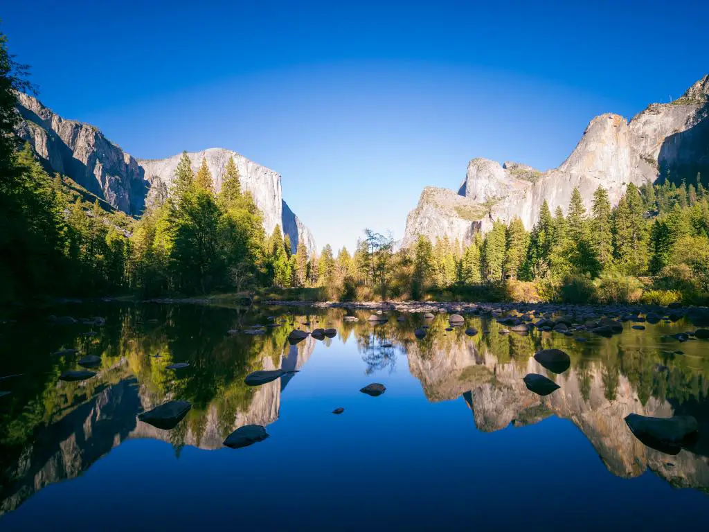 Una vista típica del Parque Nacional Yosemite durante el día.