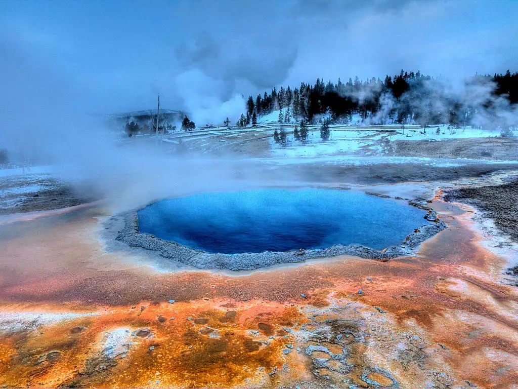 Parque Nacional de Yellowstone, Wyoming, EE.UU., tomada durante el invierno con vapor, el terreno volcánico y las piscinas, tomada a primera hora de la tarde.
