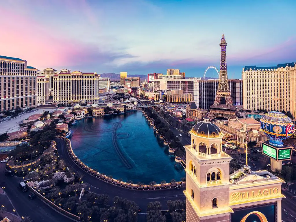 Las Vegas, Nevada, Estados Unidos, con una vista panorámica del Strip de Las Vegas y el horizonte de la ciudad al amanecer con un cielo espectacular.