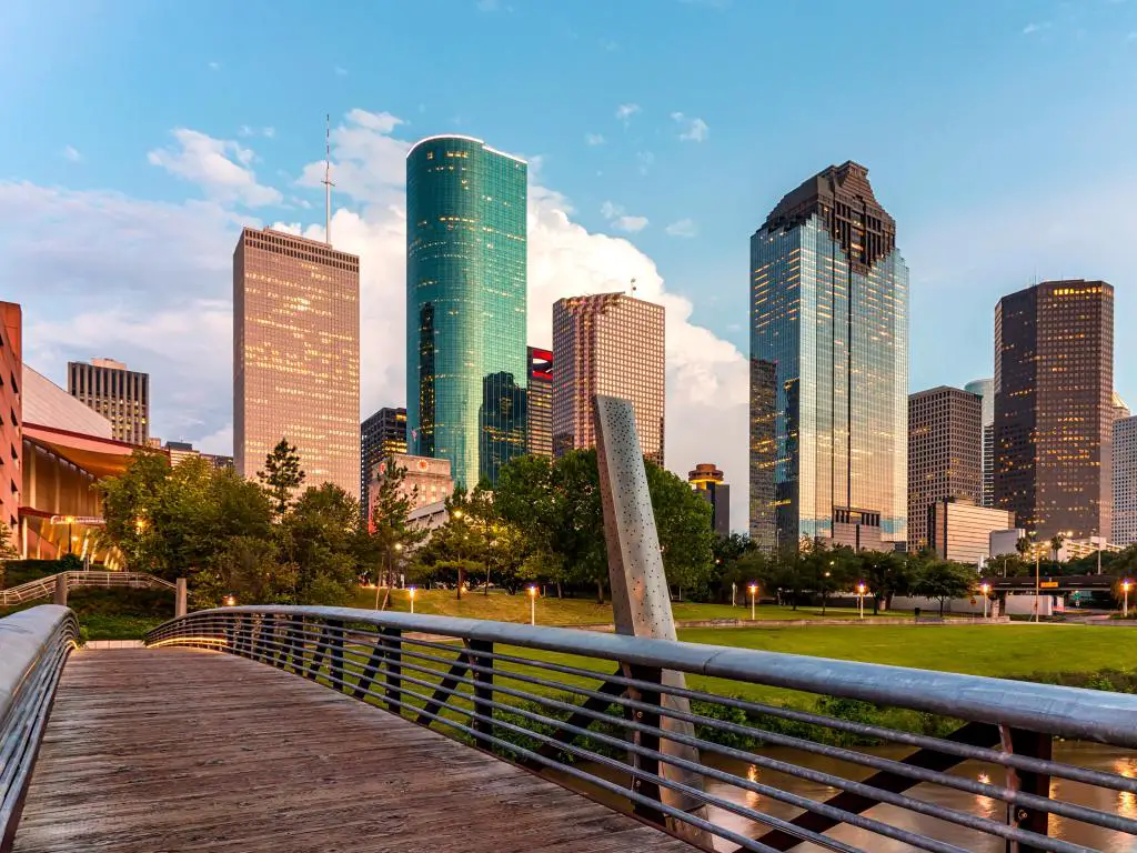 Buffalo Bayou Park, Houston, EE. UU. Tomada en el puente peatonal que cruza el Buffalo Bayou de Houston con una hermosa vista del horizonte del centro de Houston en el fondo.