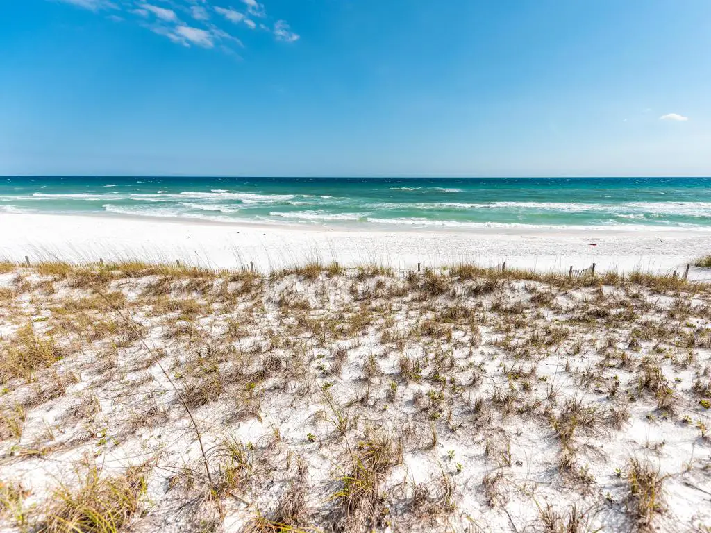 Miramar Beach, Destin, Florida, Estados Unidos, con dunas de arena blanca, mar azul y cielo azul. 