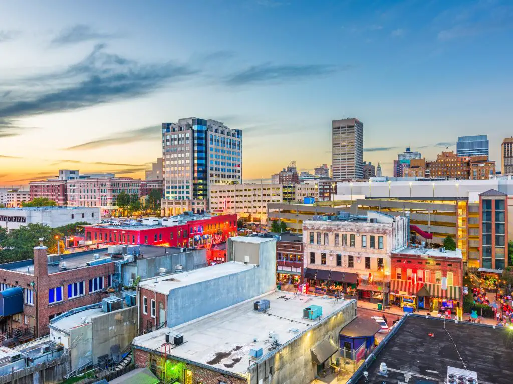 El paisaje urbano del centro de Memphis, Tennessee, EE.UU. al atardecer sobre la calle Beale.