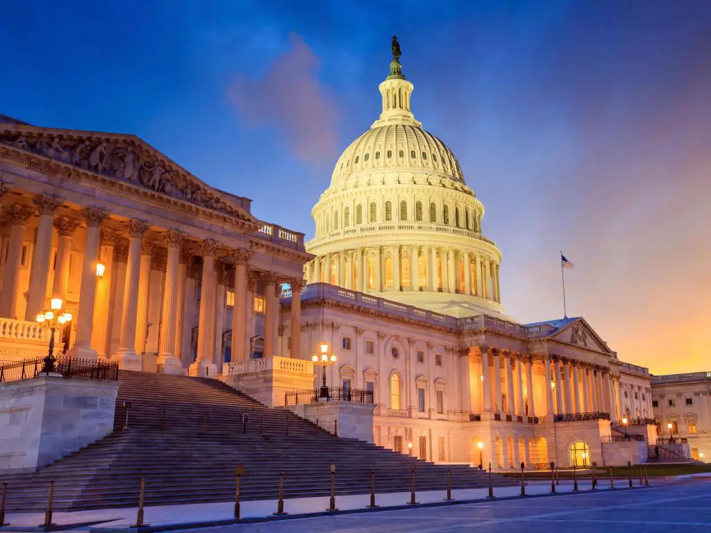 Washington DC, EE.UU. tomada en el edificio del Capitolio de los Estados Unidos con la cúpula iluminada por la noche.