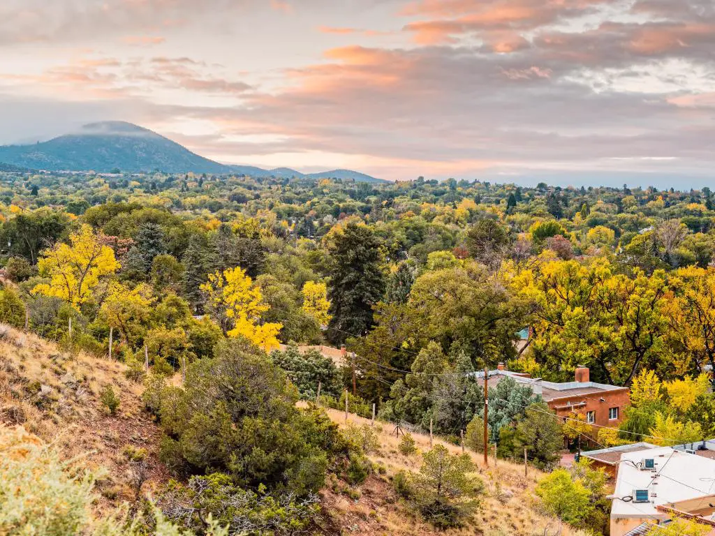 Santa Fe, Nuevo México, EE.UU. tomada durante el otoño al amanecer con un panorama de Santa Fe y montañas en la distancia. 