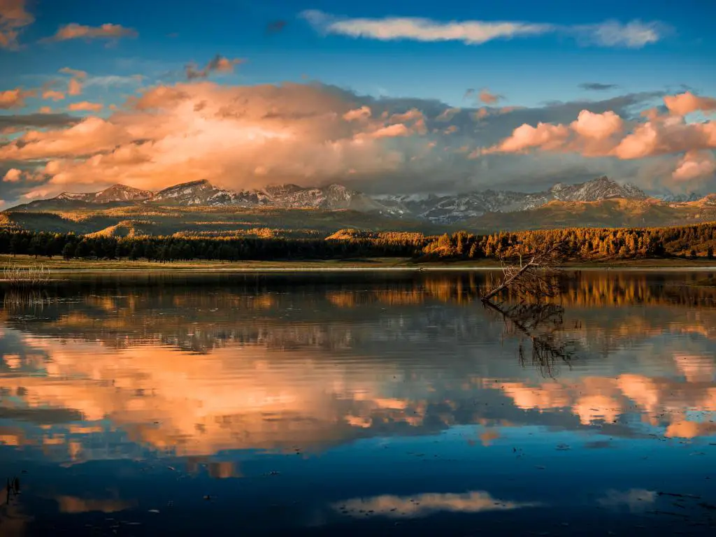 Pagosa Springs, Colorado, EE.UU. con las montañas de San Juan al fondo tomadas al atardecer y reflejadas en un lago en las afueras de Pagosa Springs, Colorado.