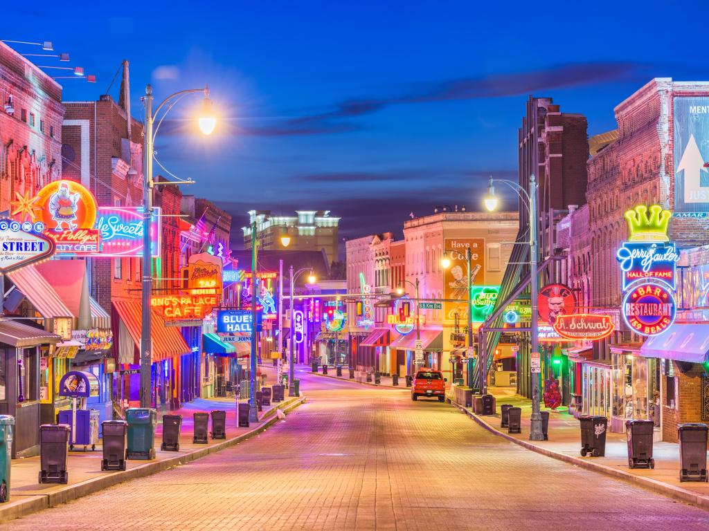 Memphis, Tennessee, EE.UU. con los Blues Clubs en la histórica Beale Street al atardecer.