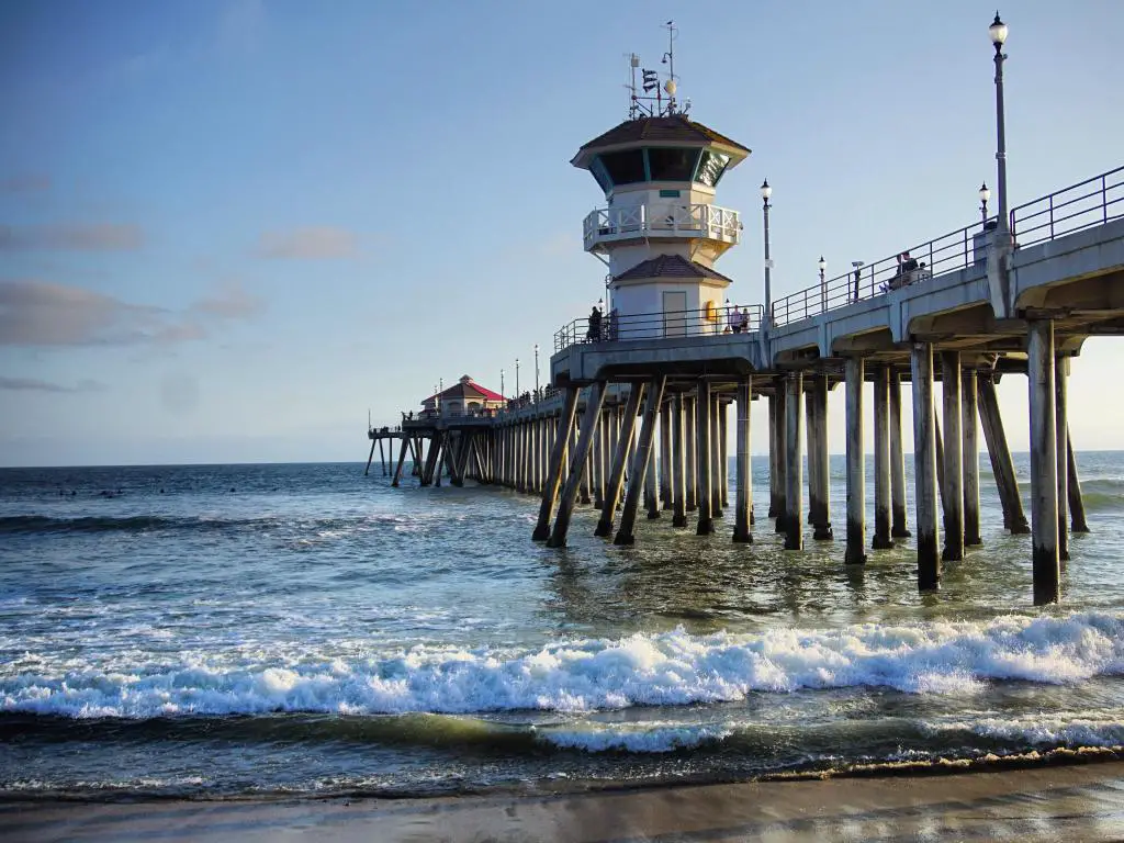Huntington Beach, California, EE.UU. tomada en el icónico muelle en un día soleado y brillante.