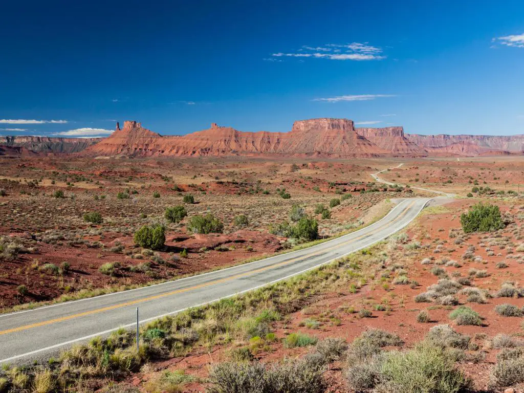 Castle Valley, Moab, Utah, EE. UU. Tomado en un día claro y soleado con un camino que conduce a la formación en la distancia.