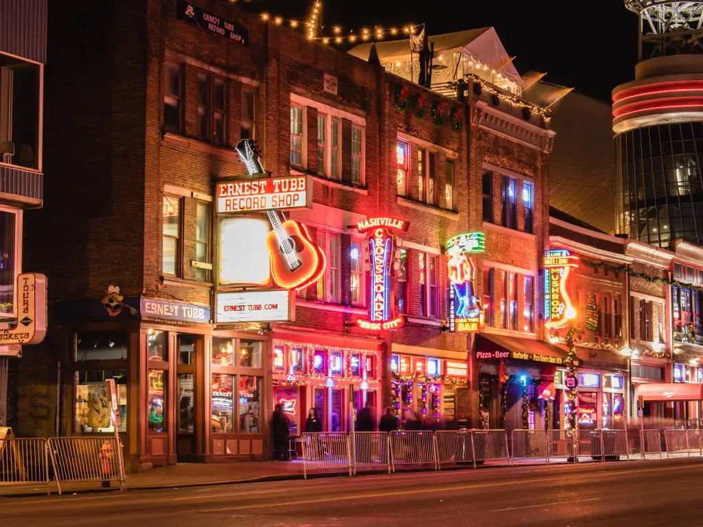 Nashville, Tennessee, EE. UU., con los icónicos bares y lugares que se alinean en Broadway en el centro de Nashville por la noche.