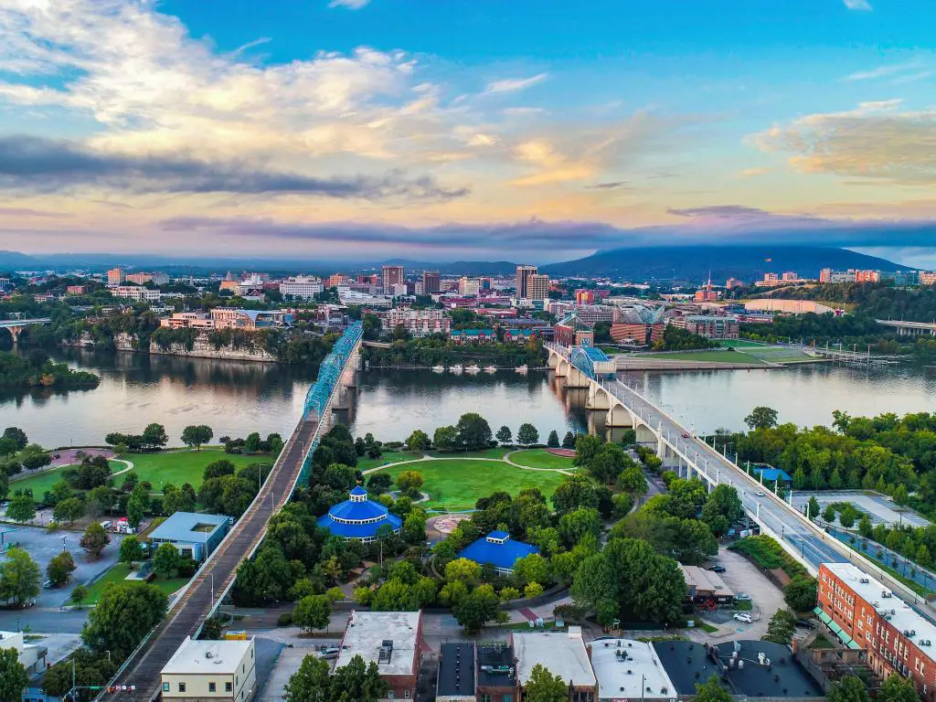 Chattanooga, TN, EE. UU. Con una antena de drones del horizonte del centro, con Coolidge Park y Market Street Bridge en primer plano en un día soleado justo antes del atardecer.