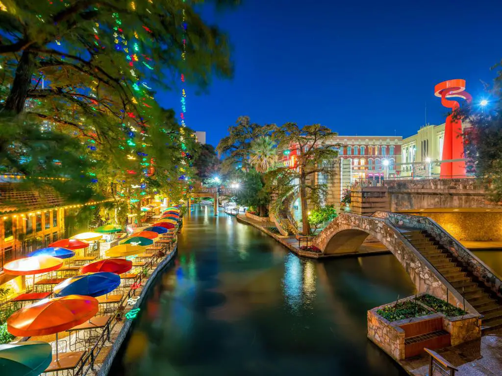 Sombrillas de colores brillantes junto al río a lo largo del Riverwalk en San Antonio