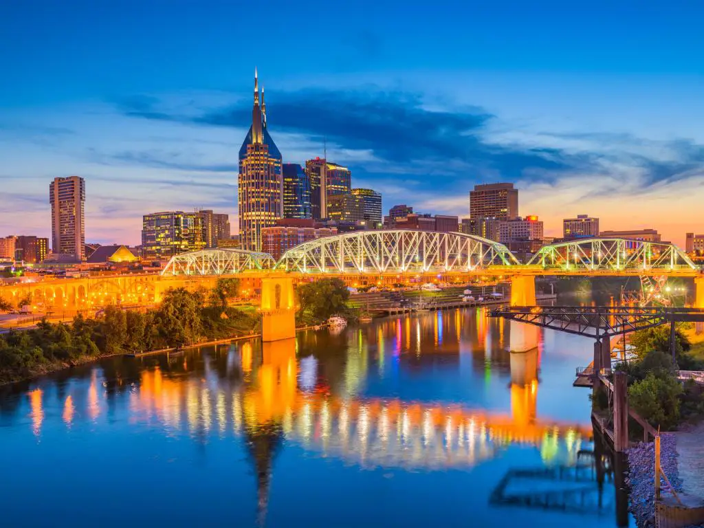Nashville, Tennessee, EE.UU. el centro de la ciudad en el río Cumberland al atardecer.