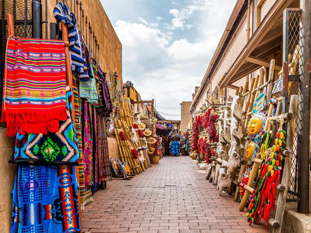 Santa Fe, Nuevo México, EE.UU. Uno de los muchos mercados al aire libre, bazares y tiendas alrededor de la plaza en el centro de Santa Fe.