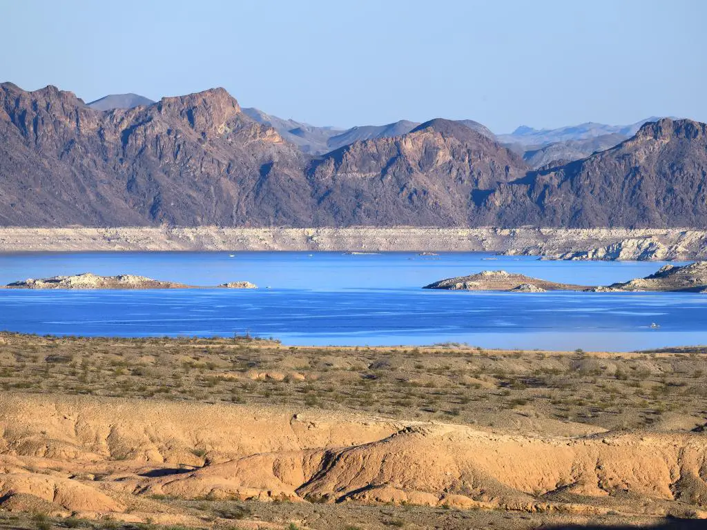 Lake Mead, Nevada/Arizona, EE.UU. con el azul zafiro del lago Mead y el árido paisaje desértico que lo rodea, tomado en un día soleado.