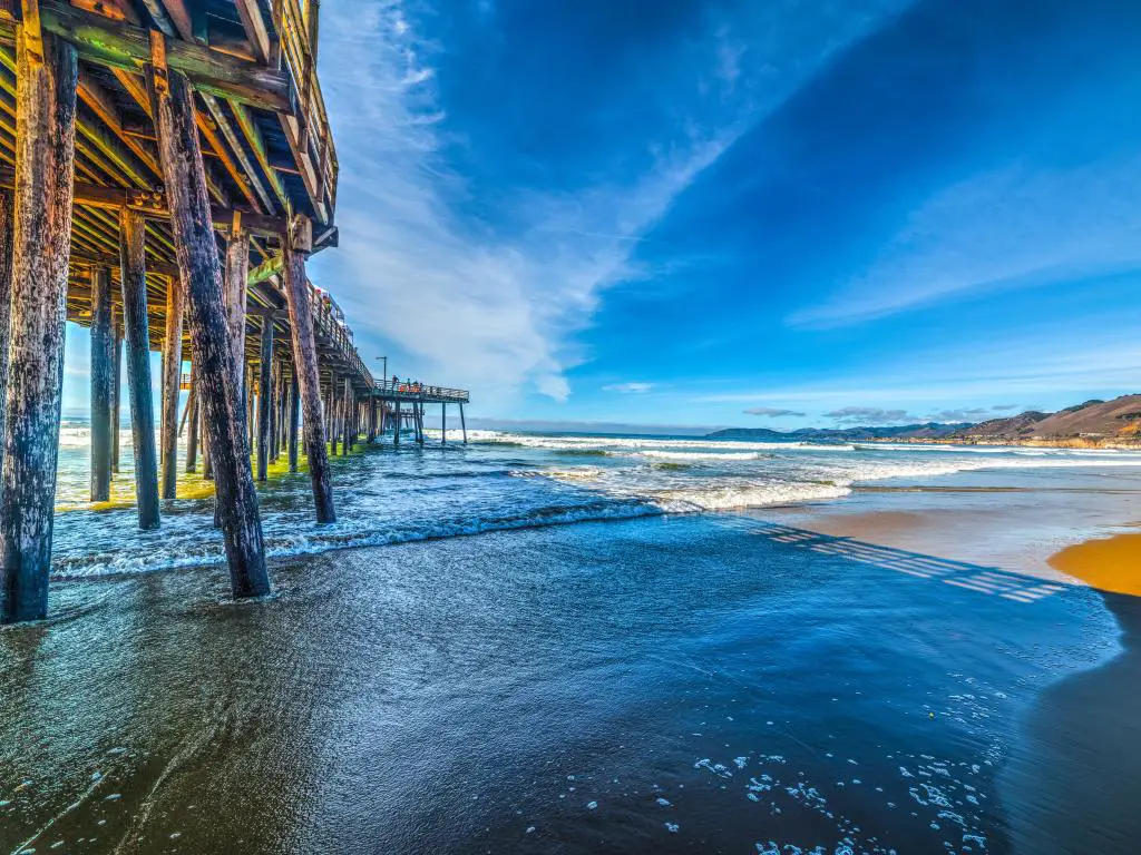 Pismo Beach, California, EE.UU. tomada en el muelle de madera en Pismo Beach visto desde la playa y tomada en un día soleado.