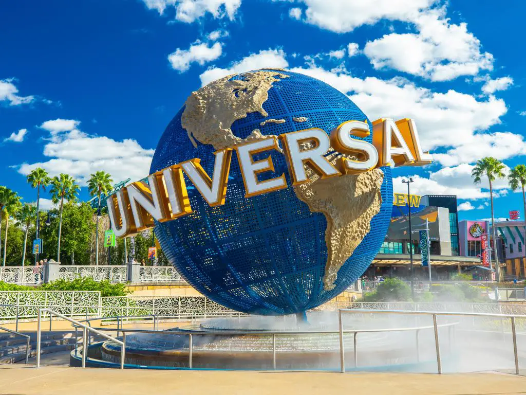 Universal Studios Florida, Orlando, Florida, EE.UU. con el Universal Globe tomada en un día soleado.