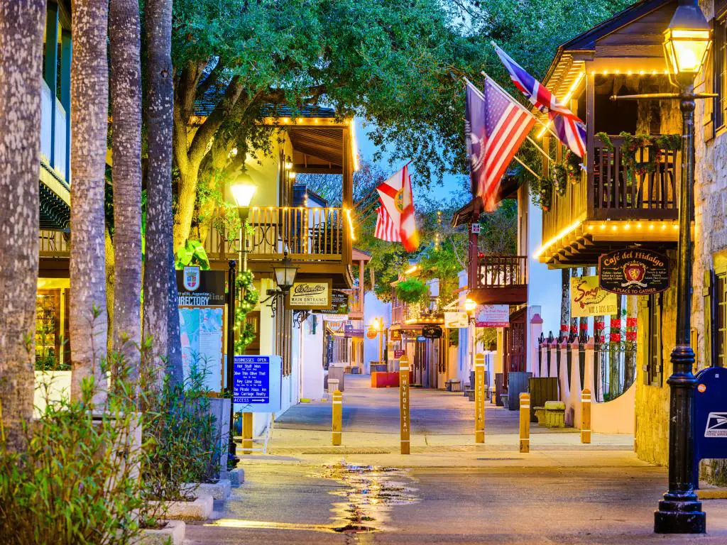 St. Augustine, Florida, EE.UU. con tiendas y posadas en St. George, el corazón de la ciudad, tomada a primera hora de la tarde con pisos y luces de la calle.